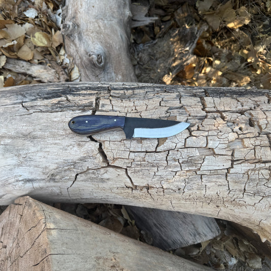 Shadow Rasp Hunter – Curved Blade Knife with Dark Wood Handle and Leather Sheath