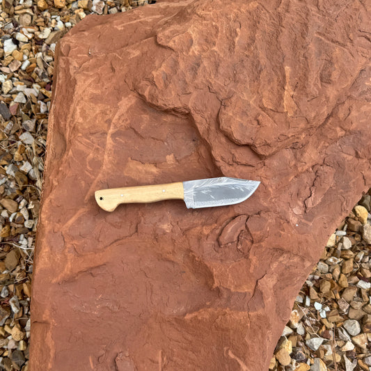 The Trailhand Hand-Forged Feather Etched Skinner with Natural Wood Handle