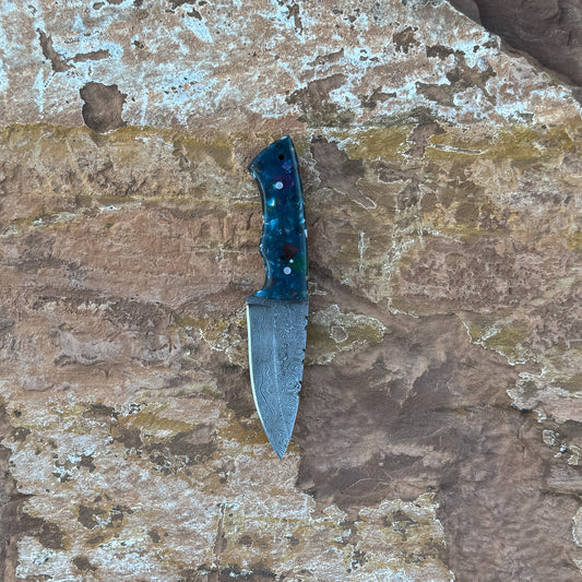 The Nebula Fang – Damascus Steel Knife with Resin Handle & Leather Sheath